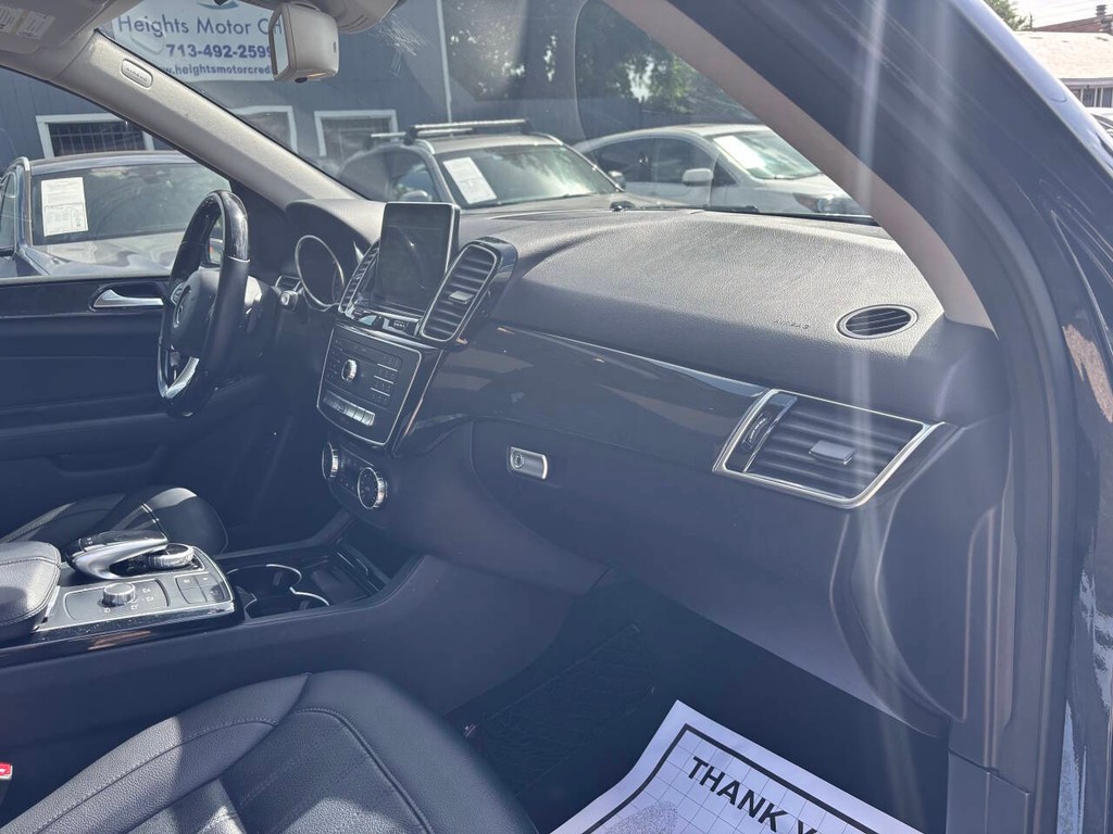 Mercedes-Benz GLE Vehicle Full-screen Gallery Image 11
