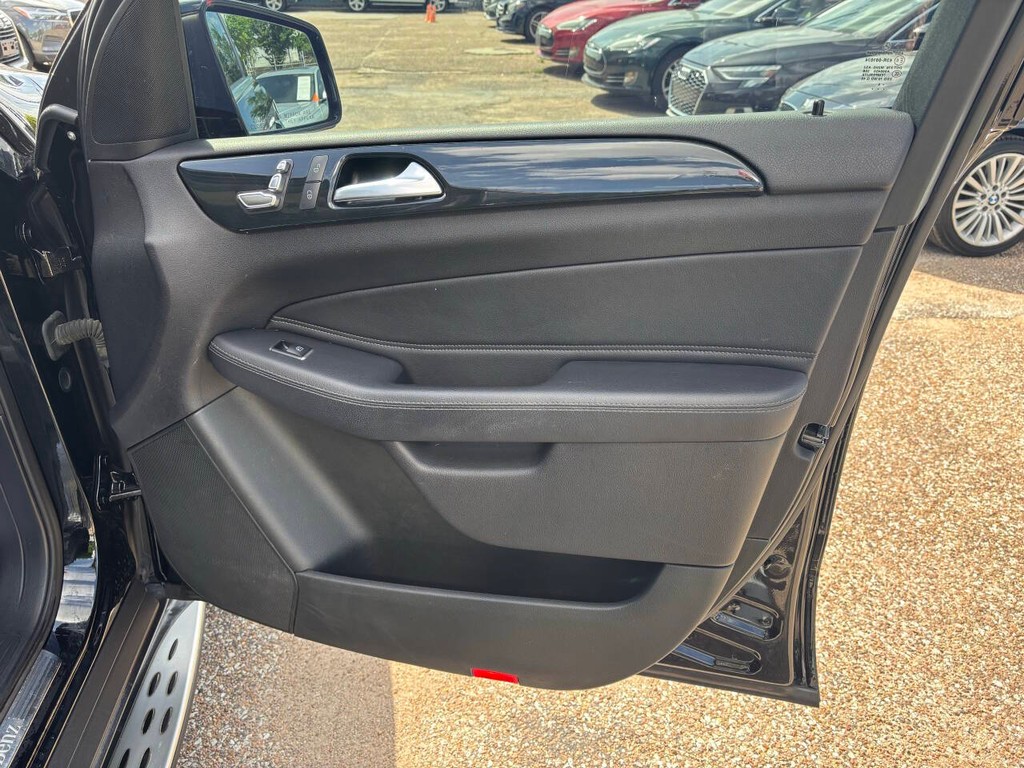 Mercedes-Benz GLE Vehicle Full-screen Gallery Image 12