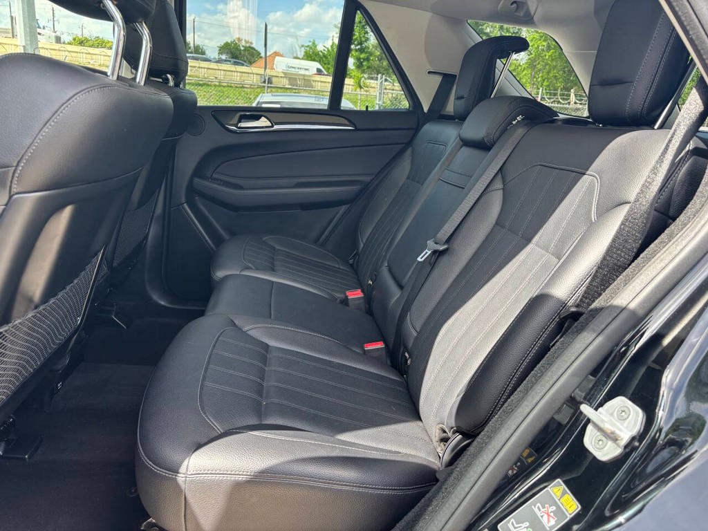 Mercedes-Benz GLE Vehicle Full-screen Gallery Image 14