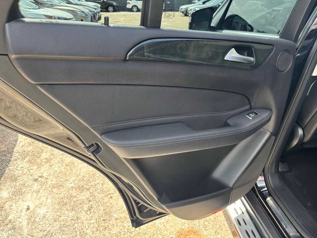 Mercedes-Benz GLE Vehicle Full-screen Gallery Image 17
