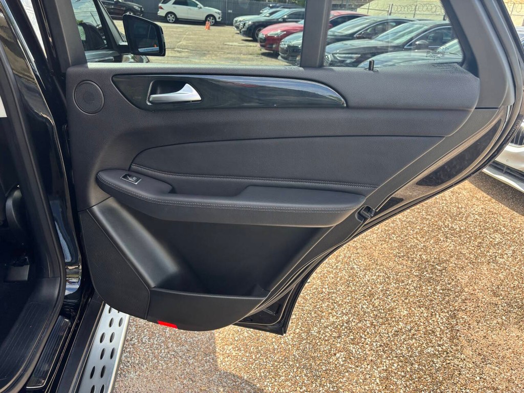 Mercedes-Benz GLE Vehicle Full-screen Gallery Image 18