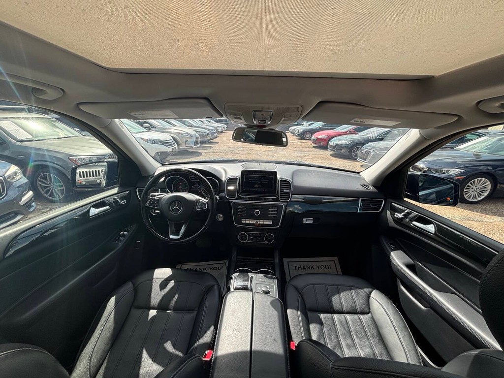 Mercedes-Benz GLE Vehicle Full-screen Gallery Image 19