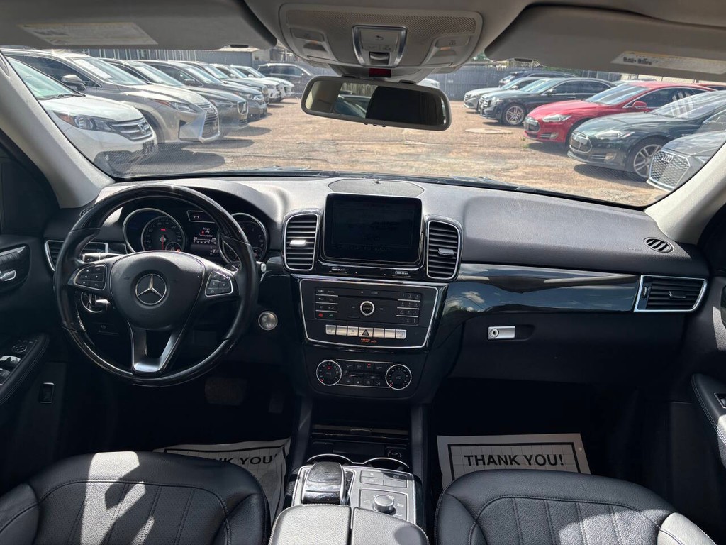 Mercedes-Benz GLE Vehicle Full-screen Gallery Image 20