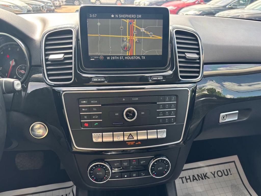 Mercedes-Benz GLE Vehicle Full-screen Gallery Image 21