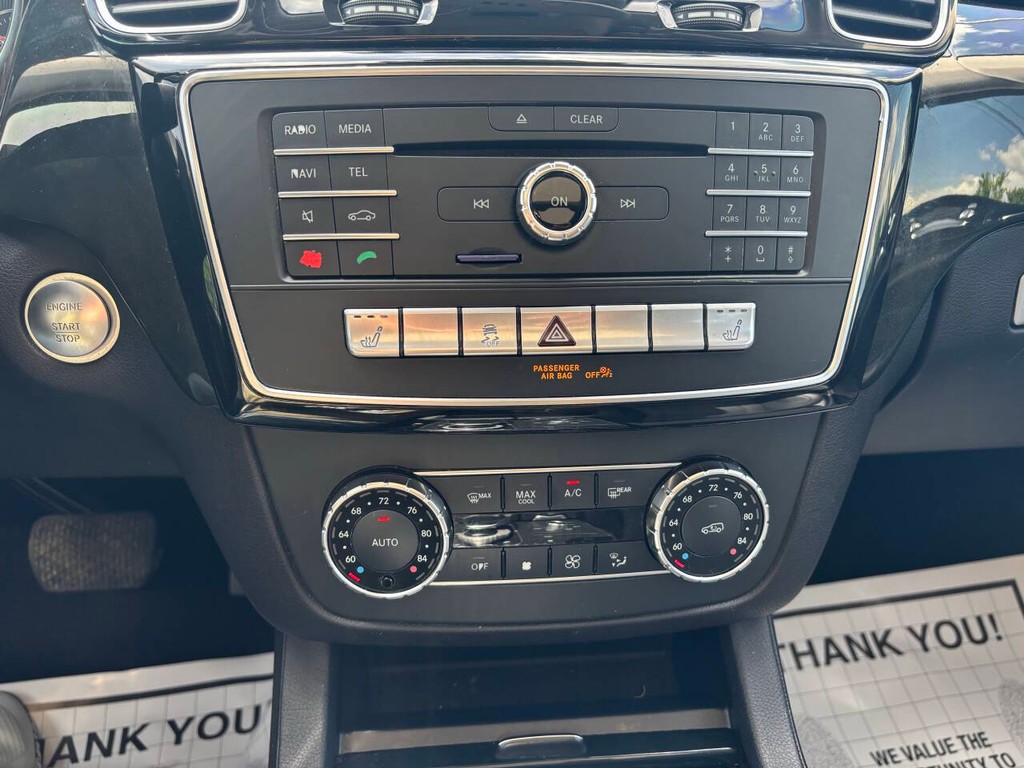 Mercedes-Benz GLE Vehicle Full-screen Gallery Image 22