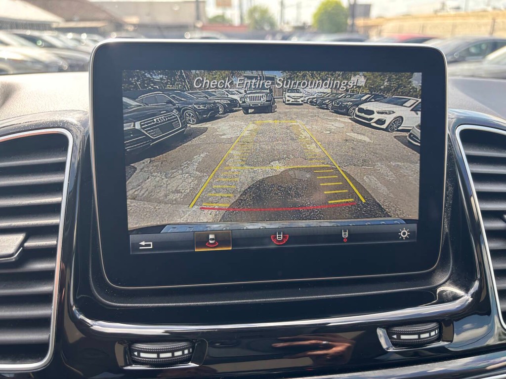 Mercedes-Benz GLE Vehicle Full-screen Gallery Image 23