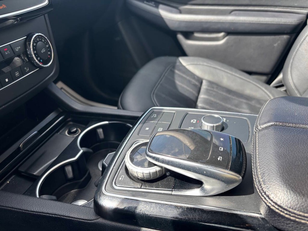 Mercedes-Benz GLE Vehicle Full-screen Gallery Image 24