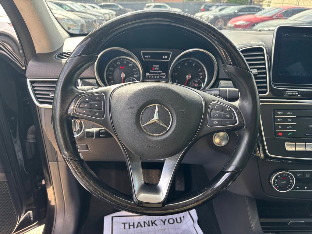 Mercedes-Benz GLE Vehicle Full-screen Gallery Image 25
