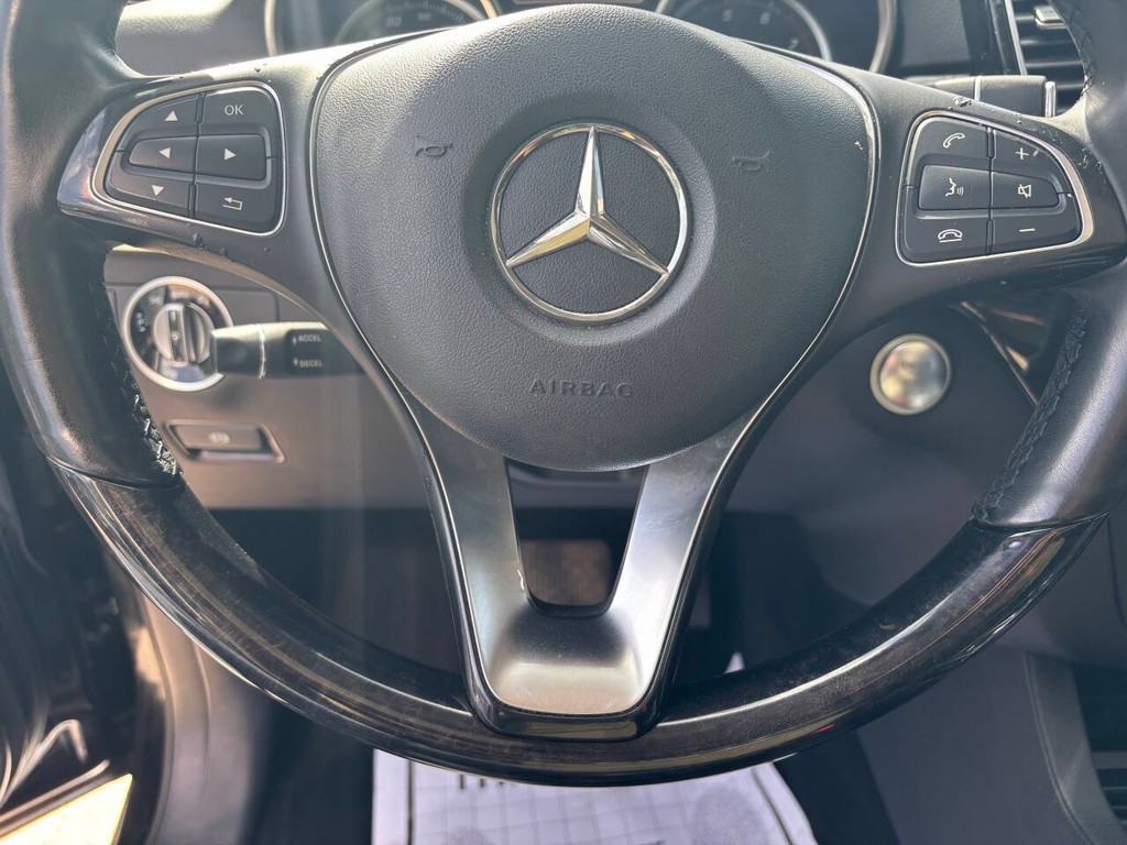Mercedes-Benz GLE Vehicle Full-screen Gallery Image 26