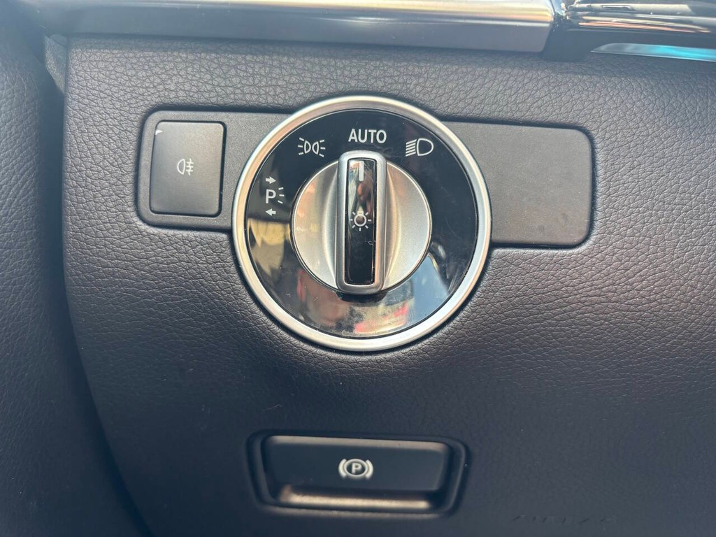 Mercedes-Benz GLE Vehicle Full-screen Gallery Image 27