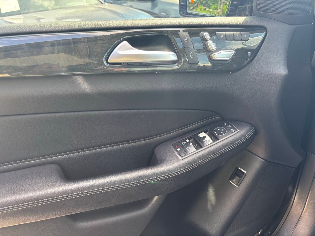 Mercedes-Benz GLE Vehicle Full-screen Gallery Image 28