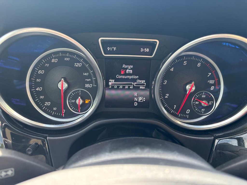 Mercedes-Benz GLE Vehicle Full-screen Gallery Image 32