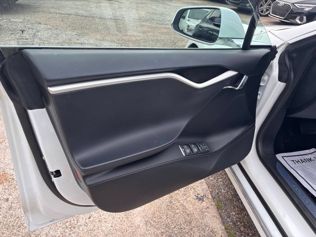 Tesla Model S Vehicle Full-screen Gallery Image 10