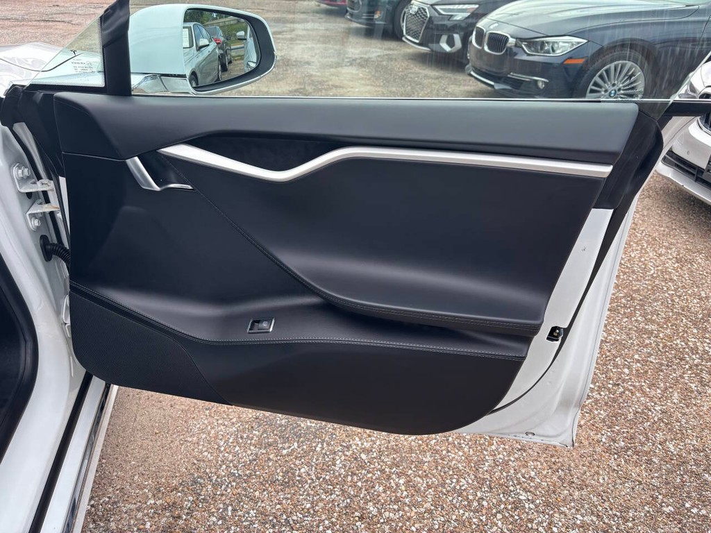 Tesla Model S Vehicle Full-screen Gallery Image 13