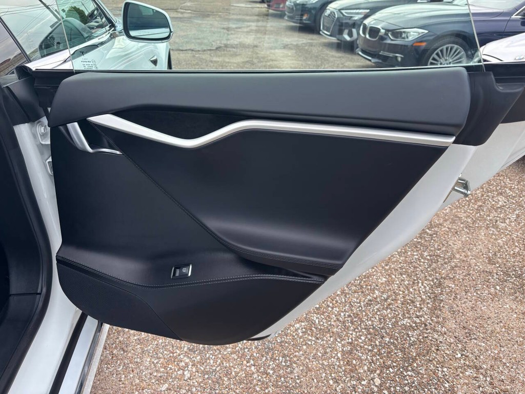 Tesla Model S Vehicle Full-screen Gallery Image 17