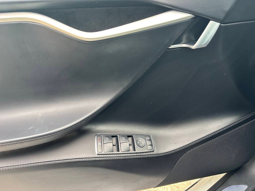 Tesla Model S Vehicle Full-screen Gallery Image 27