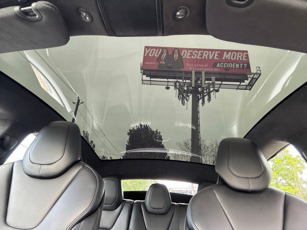 Tesla Model S Vehicle Full-screen Gallery Image 29