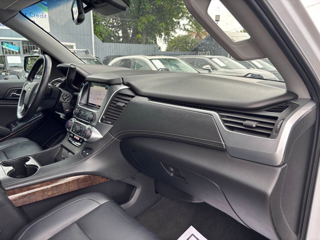 Chevrolet Suburban Vehicle Full-screen Gallery Image 10