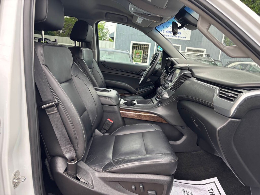 Chevrolet Suburban Vehicle Full-screen Gallery Image 11