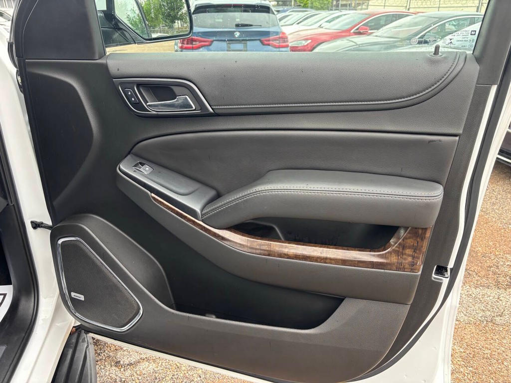 Chevrolet Suburban Vehicle Full-screen Gallery Image 12