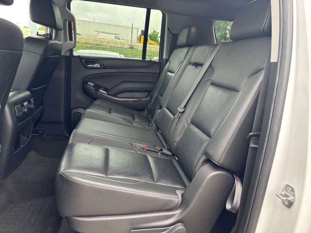 Chevrolet Suburban Vehicle Full-screen Gallery Image 13