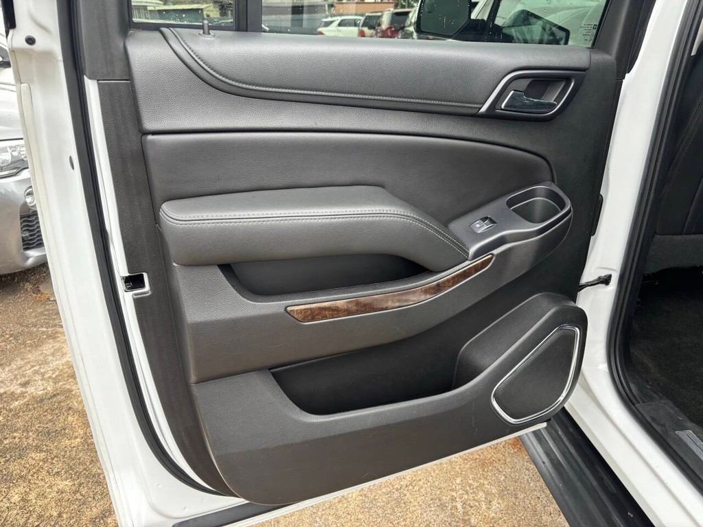 Chevrolet Suburban Vehicle Full-screen Gallery Image 14