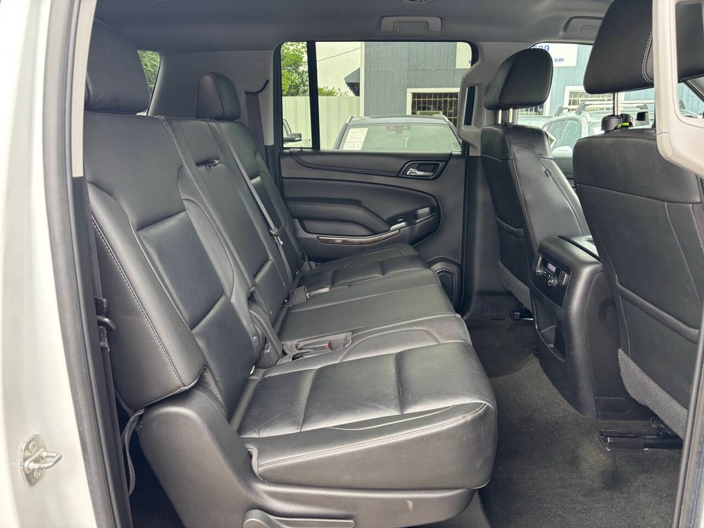 Chevrolet Suburban Vehicle Full-screen Gallery Image 15