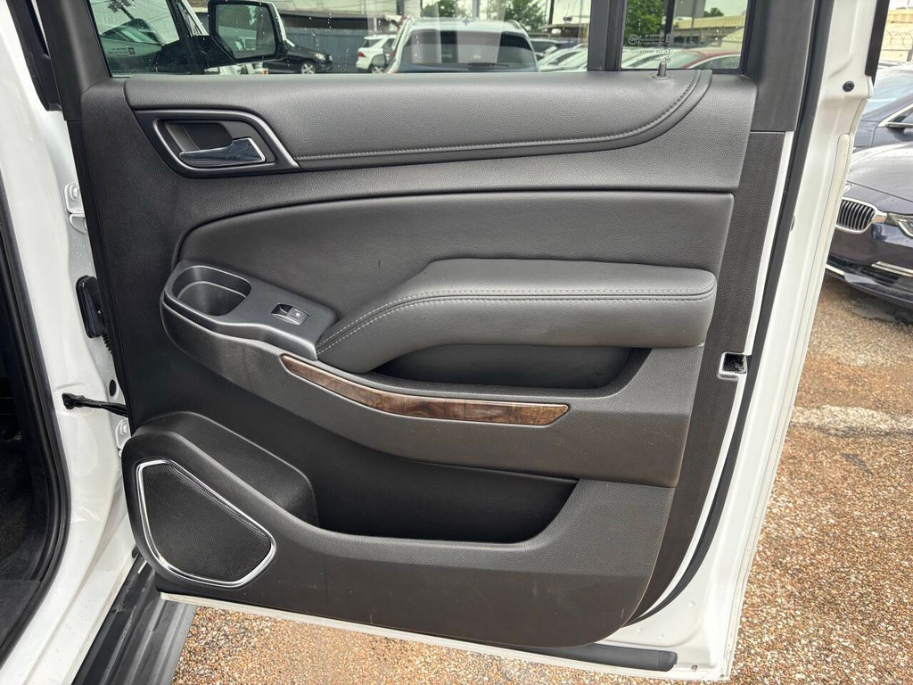 Chevrolet Suburban Vehicle Full-screen Gallery Image 16