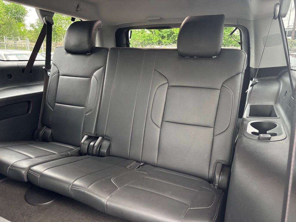 Chevrolet Suburban Vehicle Full-screen Gallery Image 17