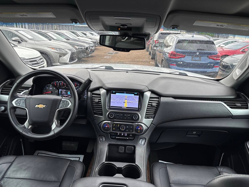 Chevrolet Suburban Vehicle Full-screen Gallery Image 21