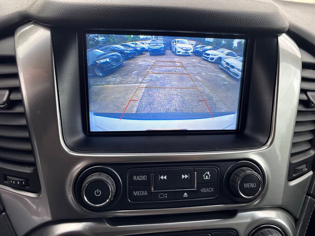 Chevrolet Suburban Vehicle Full-screen Gallery Image 23