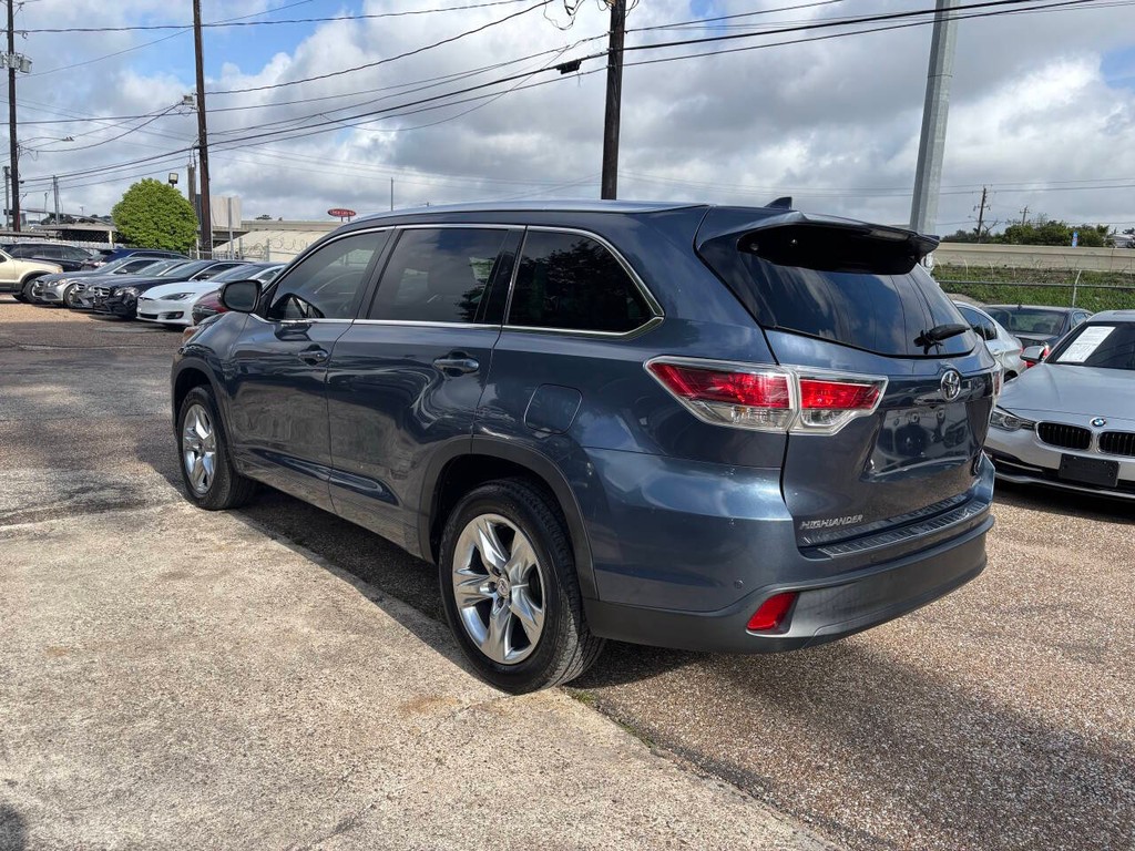 Toyota Highlander Vehicle Full-screen Gallery Image 05