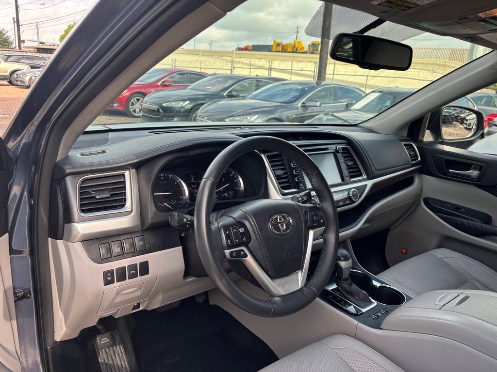 Toyota Highlander Vehicle Full-screen Gallery Image 08
