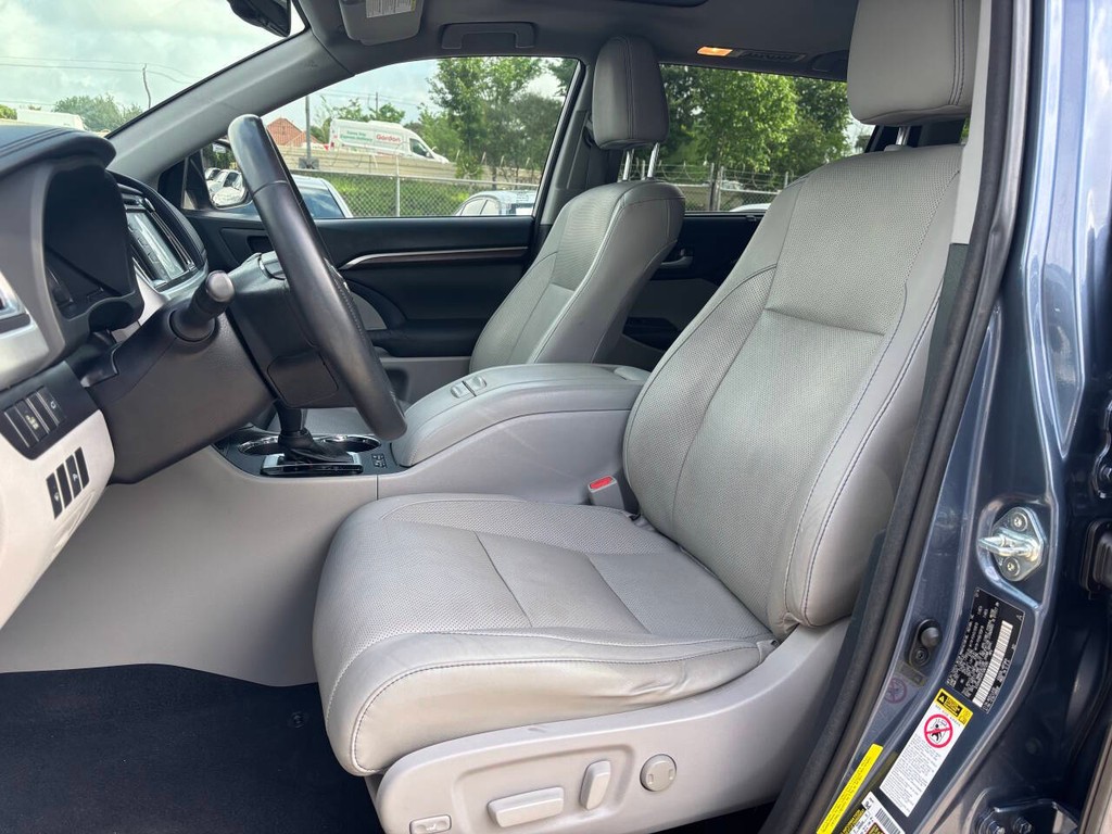 Toyota Highlander Vehicle Full-screen Gallery Image 09