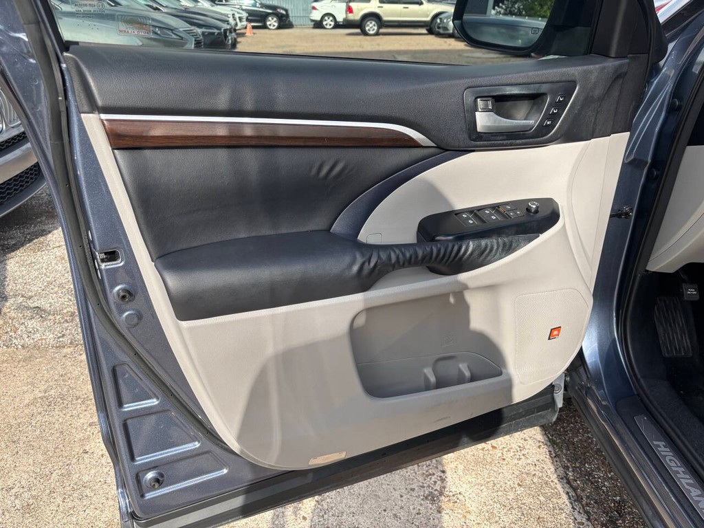 Toyota Highlander Vehicle Full-screen Gallery Image 10