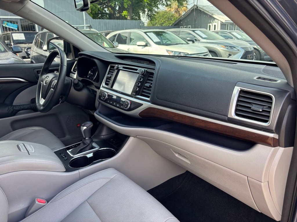 Toyota Highlander Vehicle Full-screen Gallery Image 11