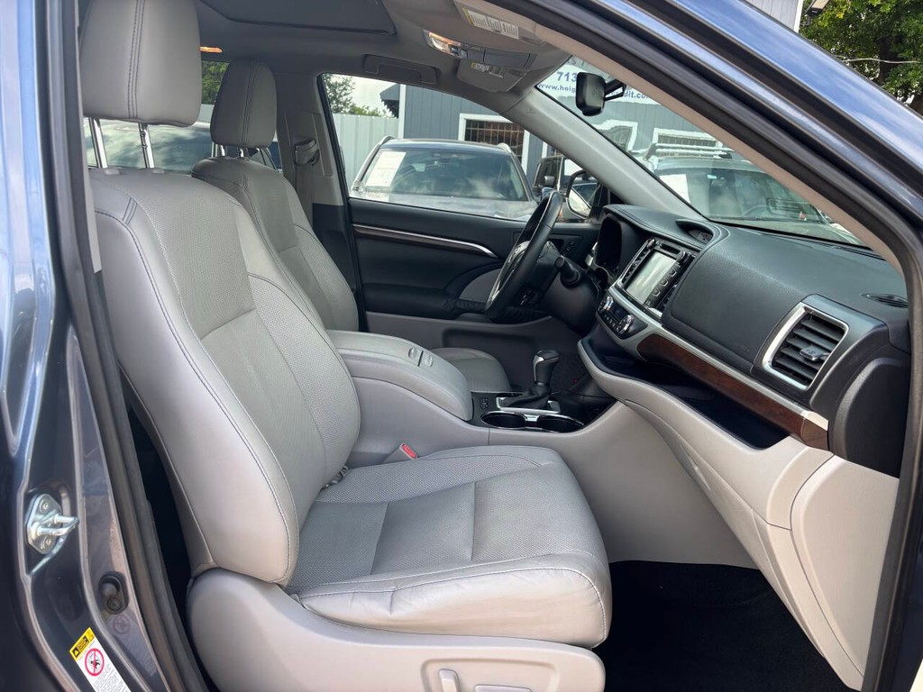 Toyota Highlander Vehicle Full-screen Gallery Image 12