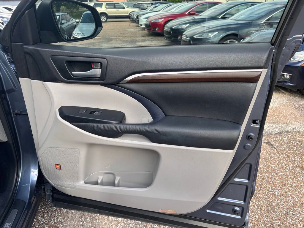 Toyota Highlander Vehicle Full-screen Gallery Image 13