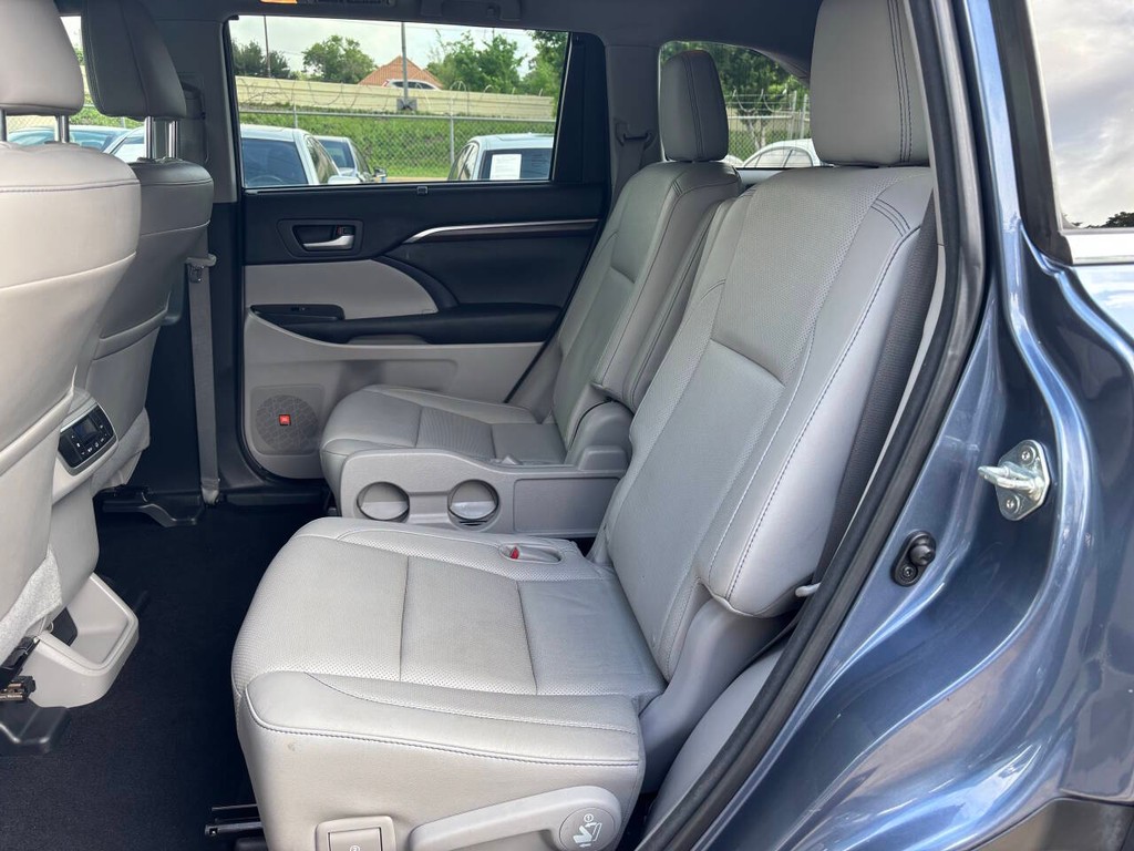 Toyota Highlander Vehicle Full-screen Gallery Image 14
