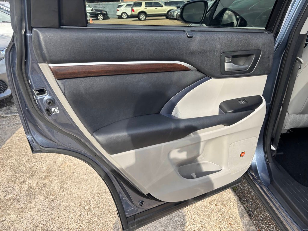 Toyota Highlander Vehicle Full-screen Gallery Image 15