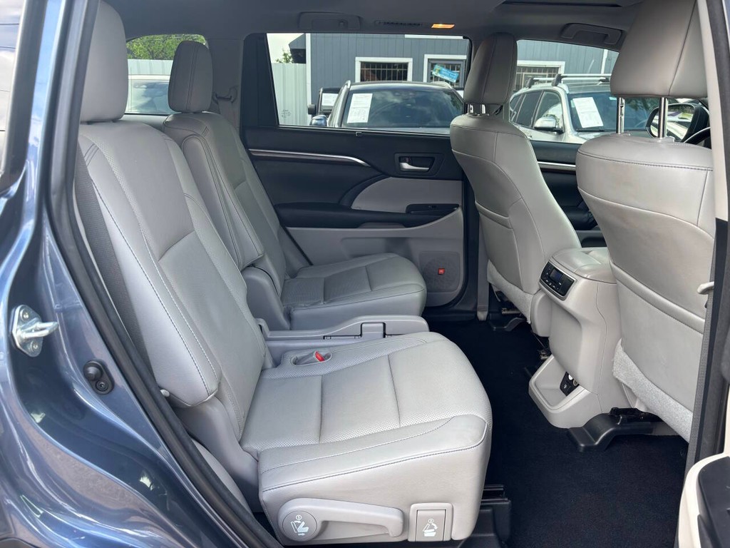 Toyota Highlander Vehicle Full-screen Gallery Image 16