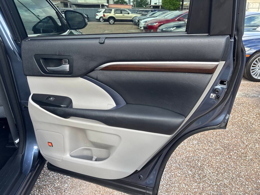 Toyota Highlander Vehicle Full-screen Gallery Image 17