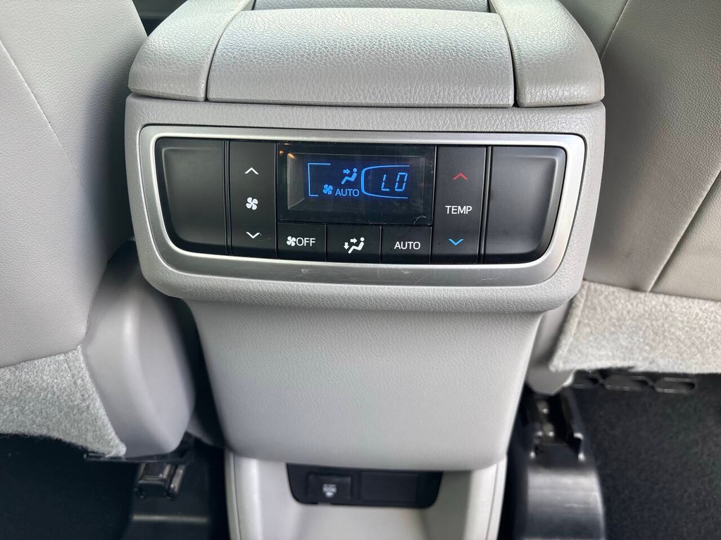 Toyota Highlander Vehicle Full-screen Gallery Image 20