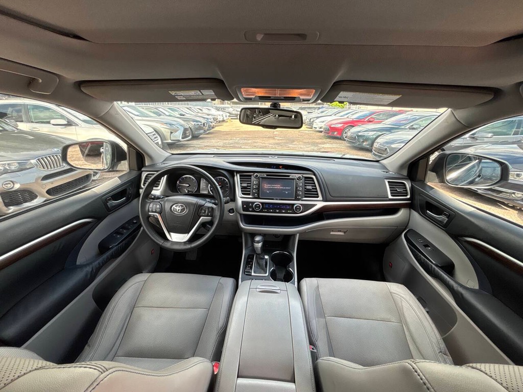 Toyota Highlander Vehicle Full-screen Gallery Image 21