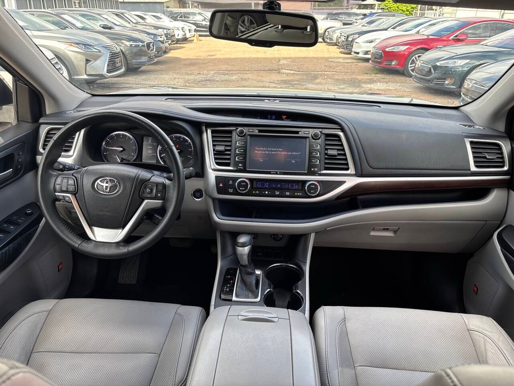 Toyota Highlander Vehicle Full-screen Gallery Image 22