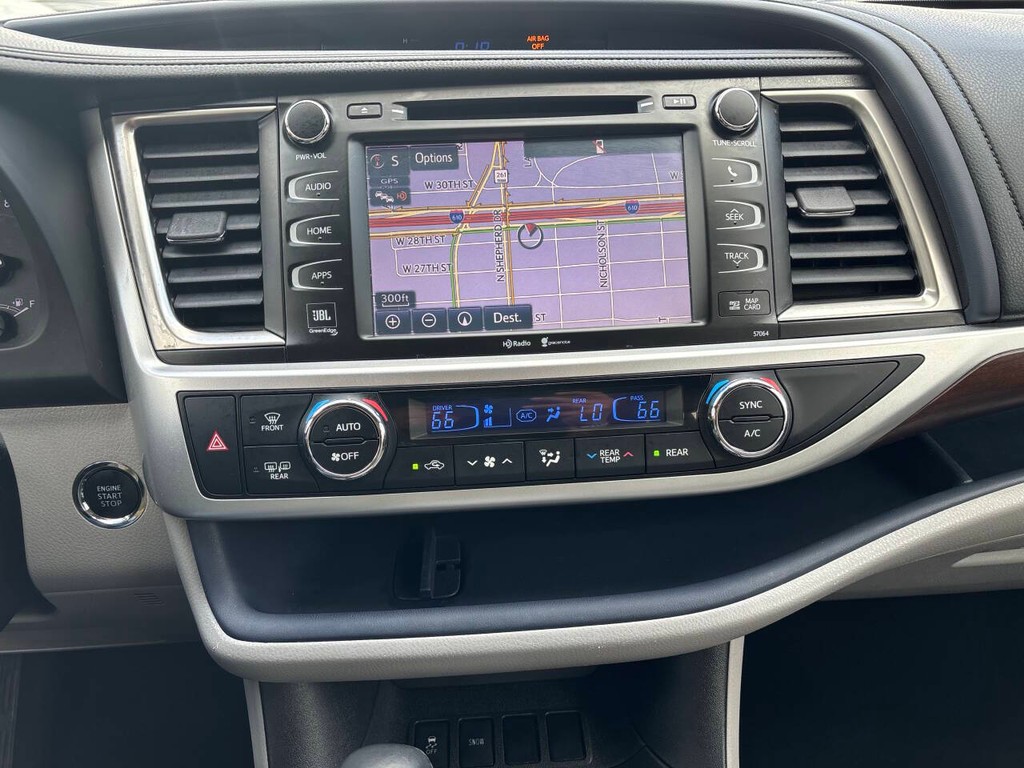 Toyota Highlander Vehicle Full-screen Gallery Image 23