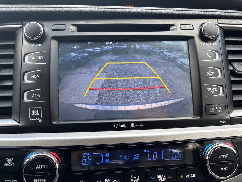 Toyota Highlander Vehicle Full-screen Gallery Image 24