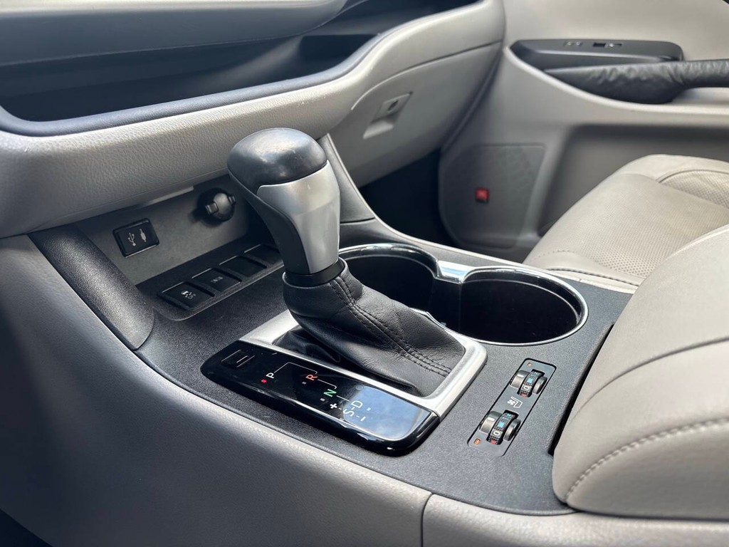 Toyota Highlander Vehicle Full-screen Gallery Image 26