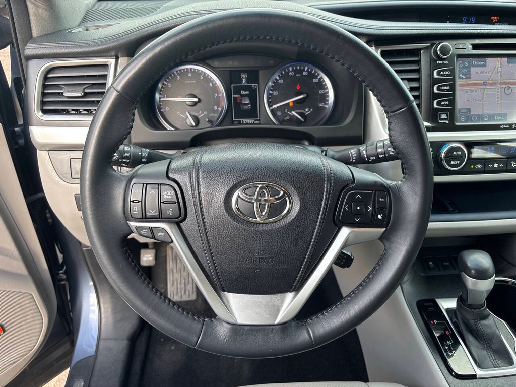 Toyota Highlander Vehicle Full-screen Gallery Image 27