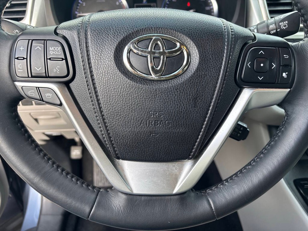Toyota Highlander Vehicle Full-screen Gallery Image 28